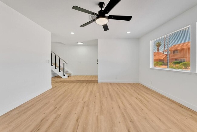 Building Photo - Fully renovated townhome in central Las Ve...
