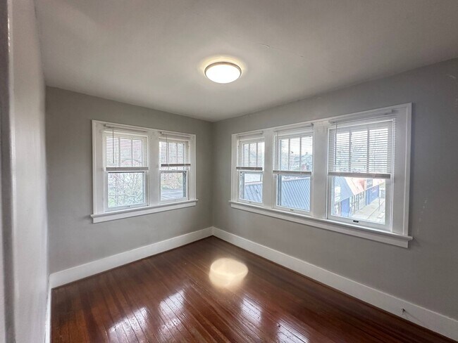 Foto del edificio - 8 E Hillcrest Ave