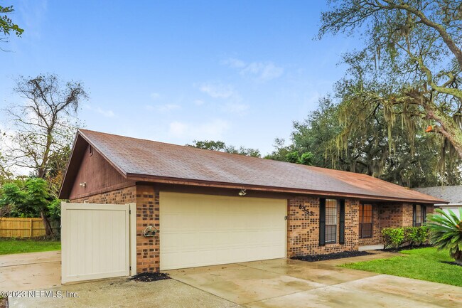 Building Photo - 6353 Tree Top Cir W