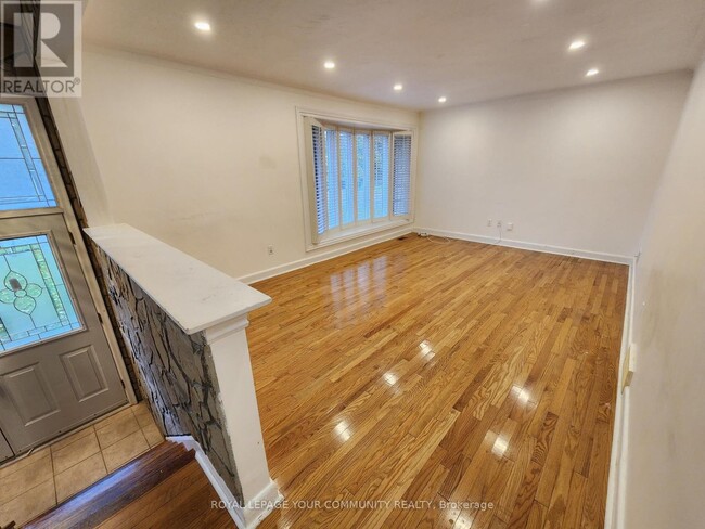 Building Photo - 394 Paliser Crescent N