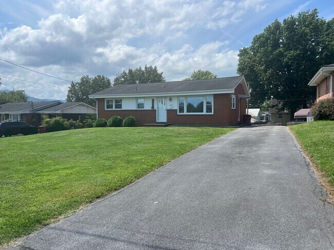 Building Photo - Very Nice 3 bedroom 1.5 bath located in ce...