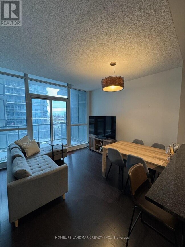 Photo du bâtiment - 1185 The Queensway