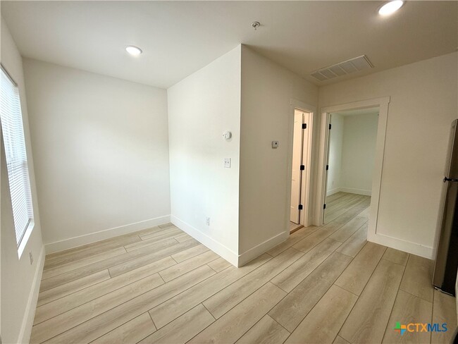 Foto del edificio - 2204 W San Antonio St
