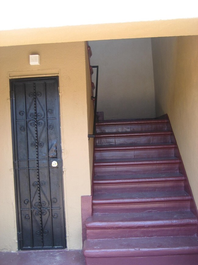 Building Photo - 423 E 82nd St