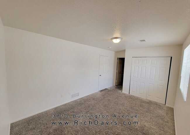 Building Photo - 4 bed, 2 Bath, 1400 sqft with washer/dryer...