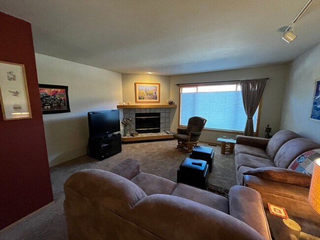 Foto del edificio - Long Term Rental- Lagoon Townhomes 737D