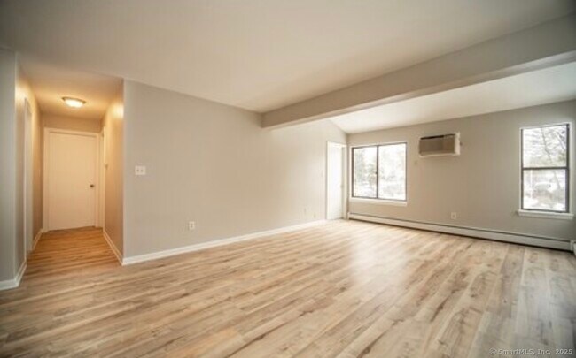 Foto del edificio - 28 Woodland Dr