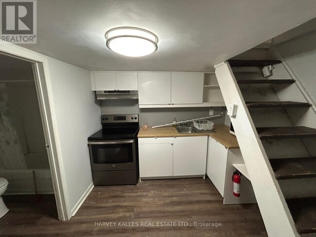 Building Photo - 1098 Bathurst St