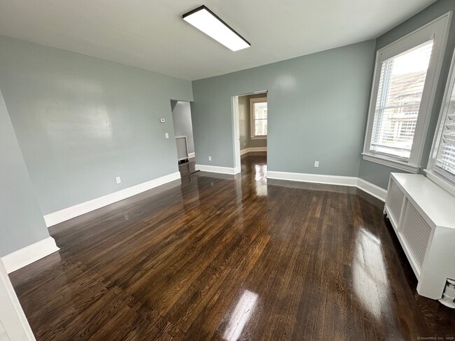 Building Photo - 433 Ridgefield Ave
