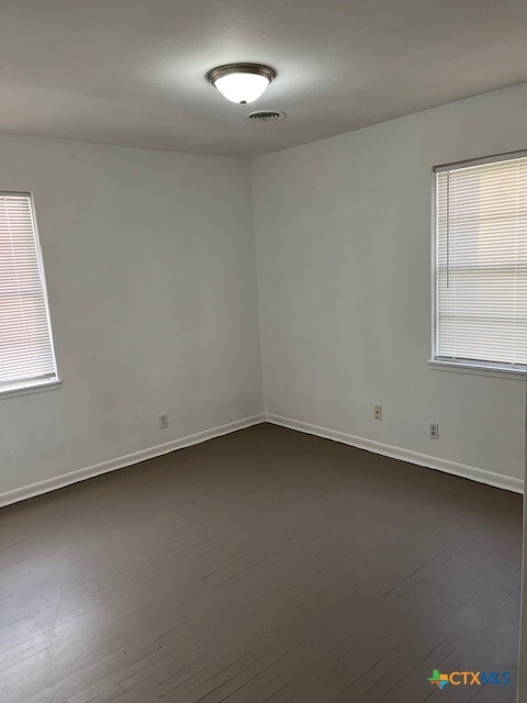 Building Photo - 208 E Voelter Ave