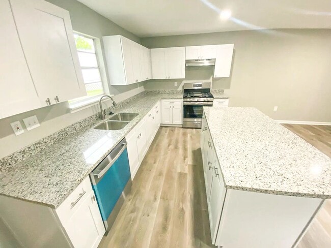 Building Photo - 305 Red Haven Dr