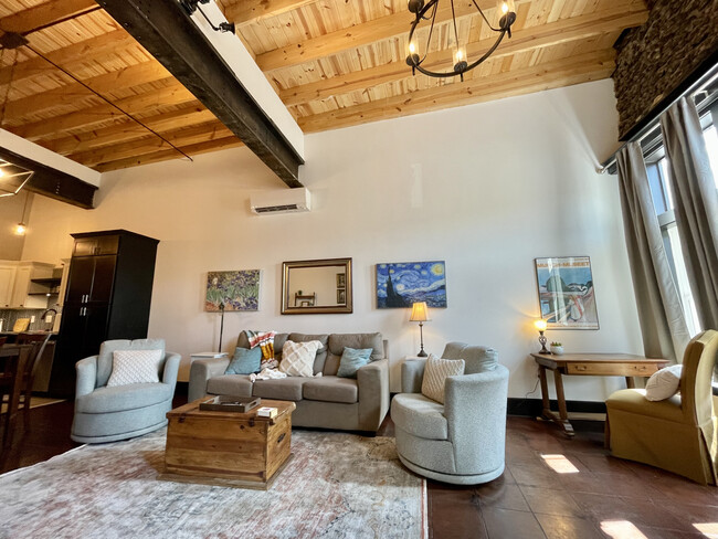 Living room with high ceilings - 713 S. Baker St.