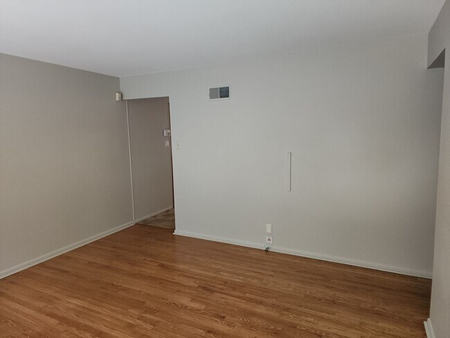 Building Photo - Gorgeous 3 Bedroom 1.5 Bath available in a...