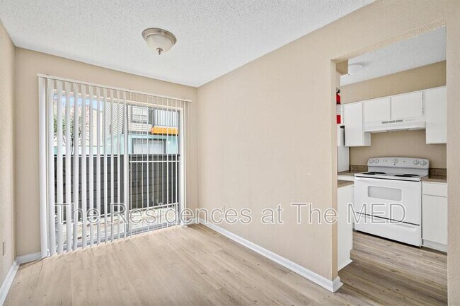 Foto del edificio - 2111 Holly Hall St