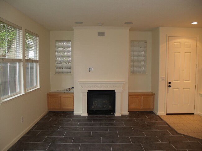 Building Photo - Scarlett Place Townhouse 3BD/2.5BA + Loft ...