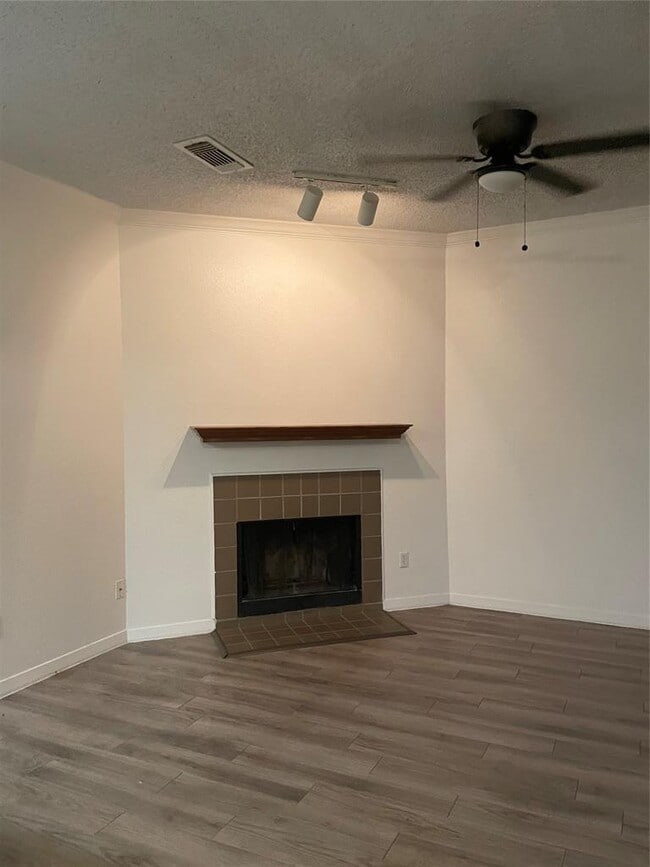 Building Photo - 915 W 23rd St