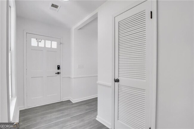 Building Photo - 3340 Riviera Dr