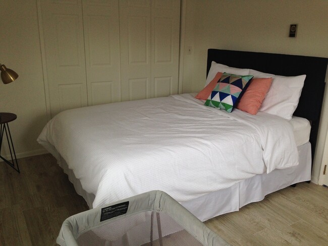 Building Photo - In-town Cottage