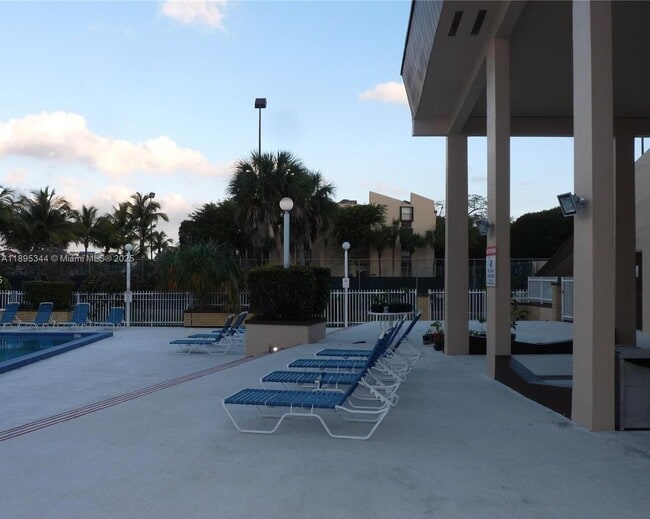 Foto del edificio - 14501 N Kendall Dr