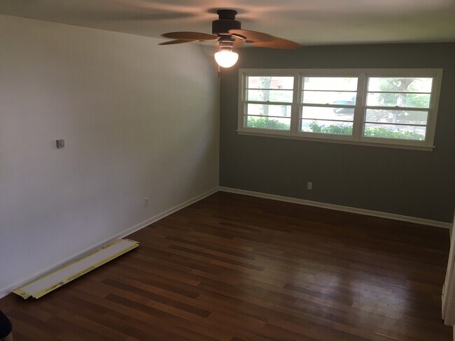 Foto del edificio - Huge Backyard + Off-Street Parking + Washe...