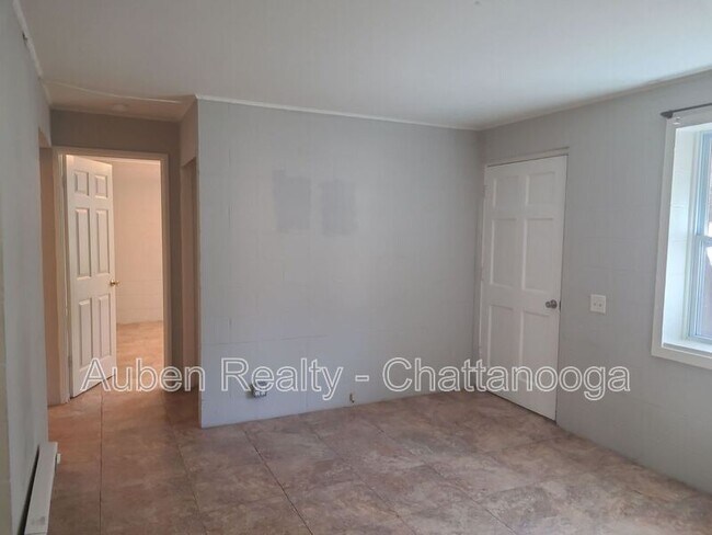Building Photo - 713 Lupton Dr
