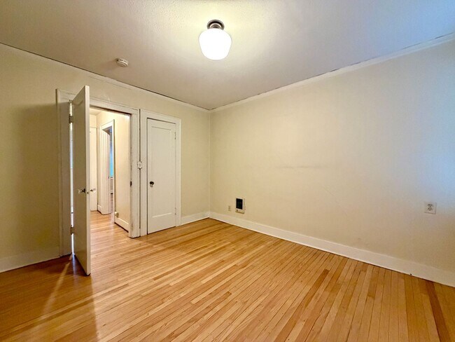 Foto del edificio - Cozy Buckman Charmer~ Quick Access to Big City Amenities~ Onsite Laundry~ Fur Babies Welcome!