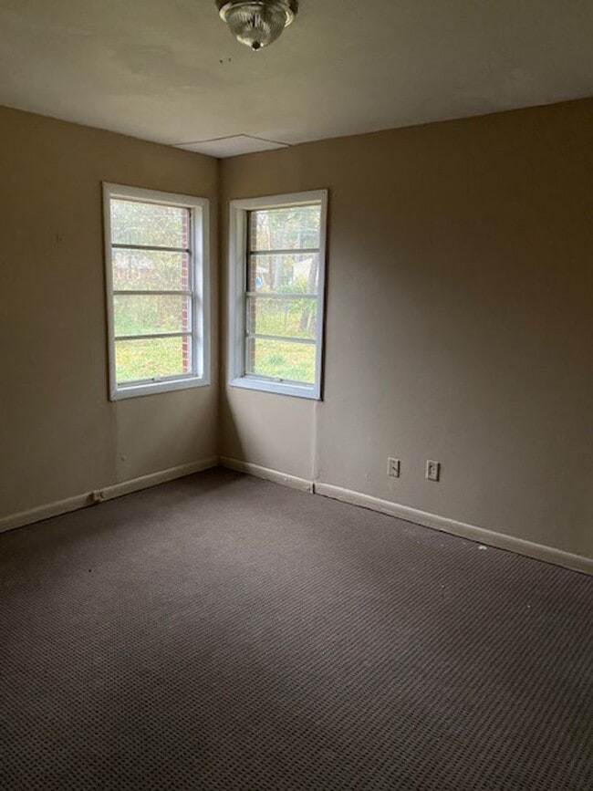 Building Photo - 835 Pine Tree Dr