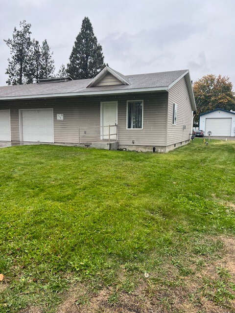 Building Photo - 116 W 20th Ave