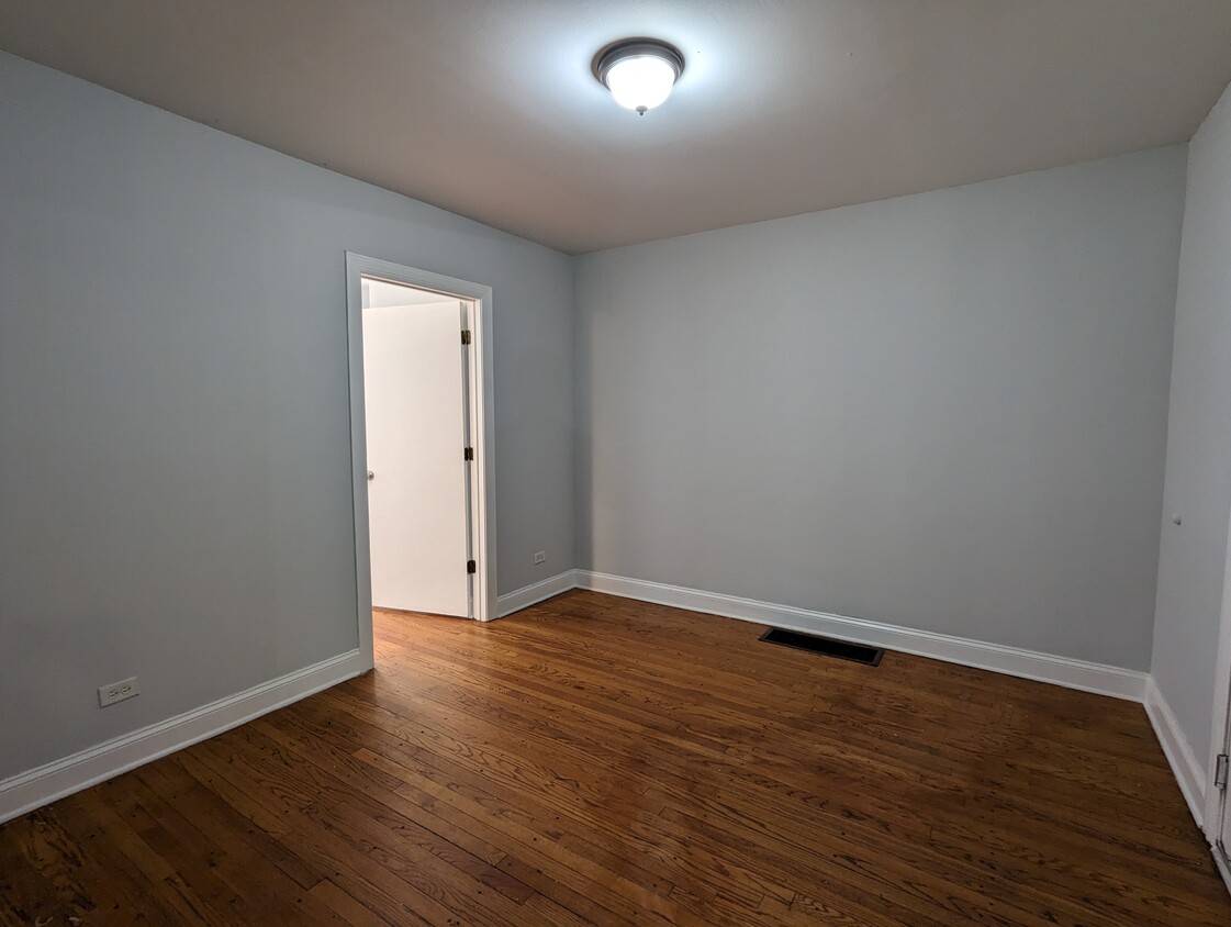 Foto principal - 5029 N Harding Ave