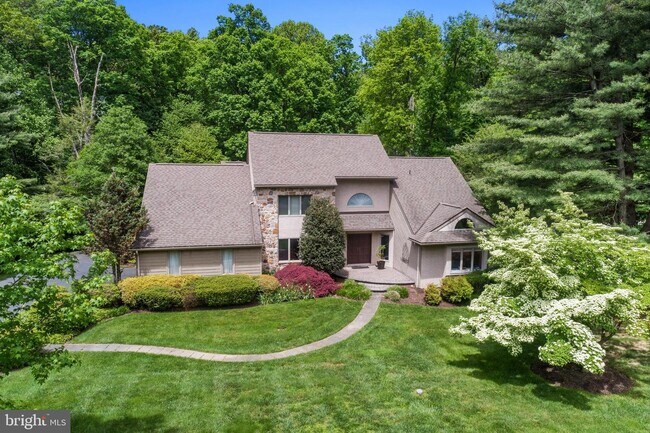 Building Photo - 1685 Waterglen Dr