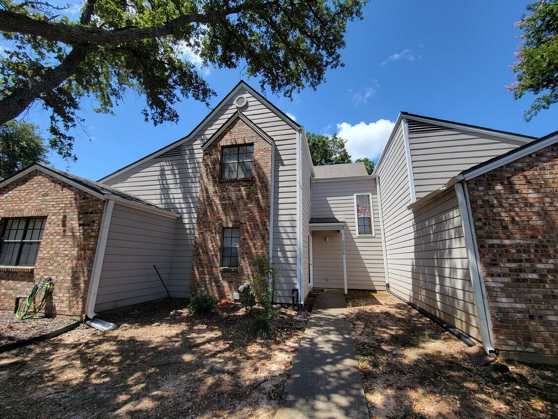 Primary Photo - College Station 2 bedrooms - 1.5 baths nea...