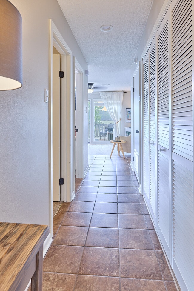 Foto del edificio - 400 Farr Shores Dr
