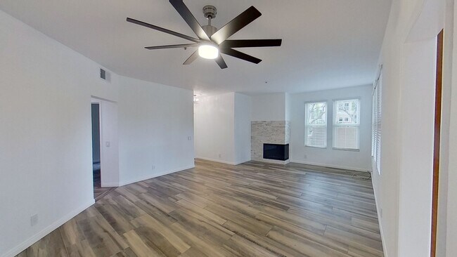 Foto del edificio - Beautiful End Unit Condo in Desirable Irvine