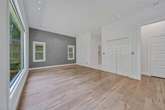 Building Photo - 2206 Saxon Dr