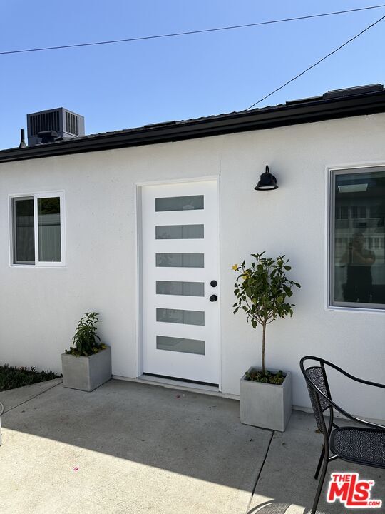 Primary Photo - 10304 Addison St