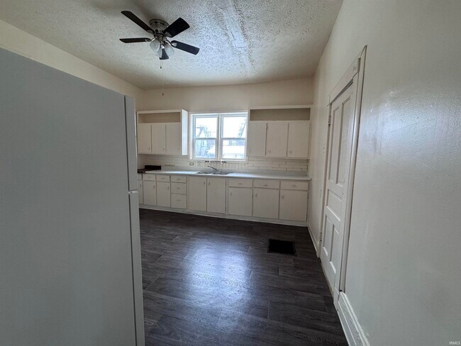 Foto del edificio - 614 W Charles St