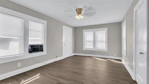 Foto del edificio - 301 B St NW