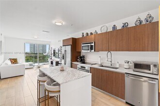 Building Photo - 1600 SW 1st Ave