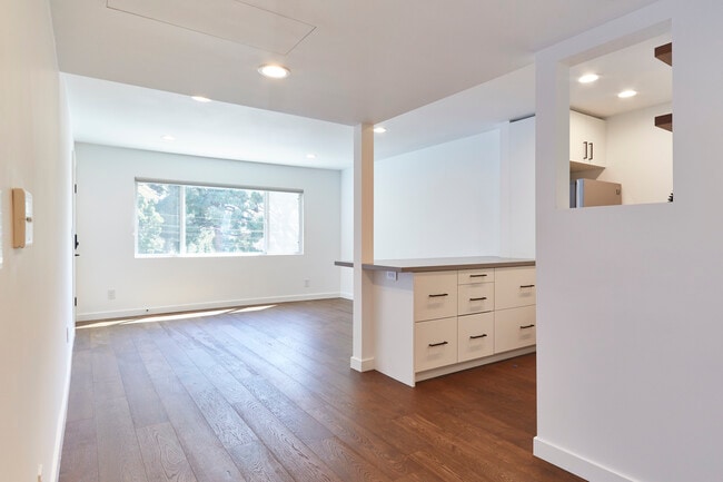 Building Photo - 305 Strand St