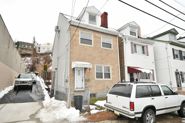 South Side 3BR - Simple, Solid, Ready - South Side 3BR - Simple, Solid, Ready House