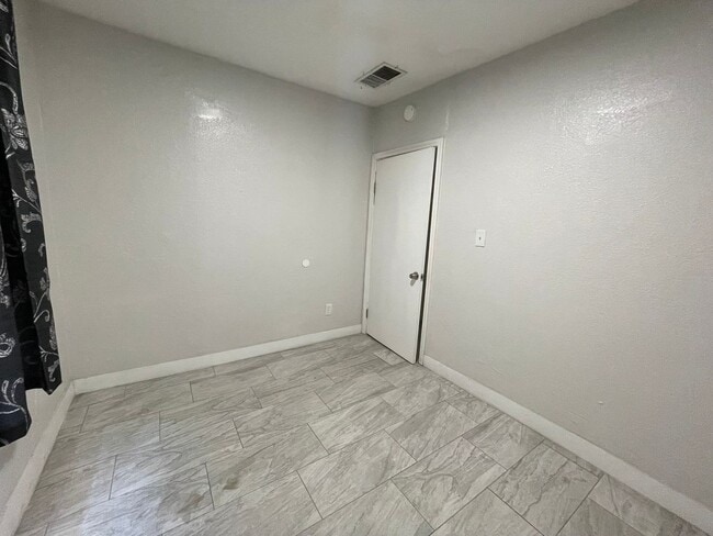 Building Photo - Central Bakersfield House Ready to move in!!!