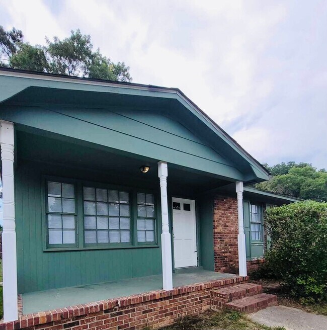 Building Photo - 3 Bedroom 1 Bath Available NOW!