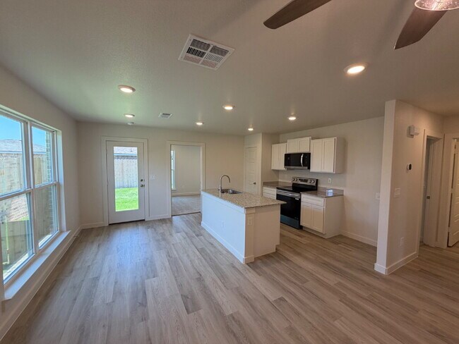 Foto del edificio - New Modern 3 Bedroom Home in Frenship ISD with Garage & Fenced Backyard