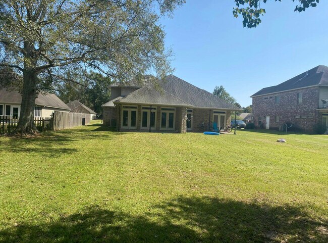 Building Photo - 42351 Broad Walk Ave