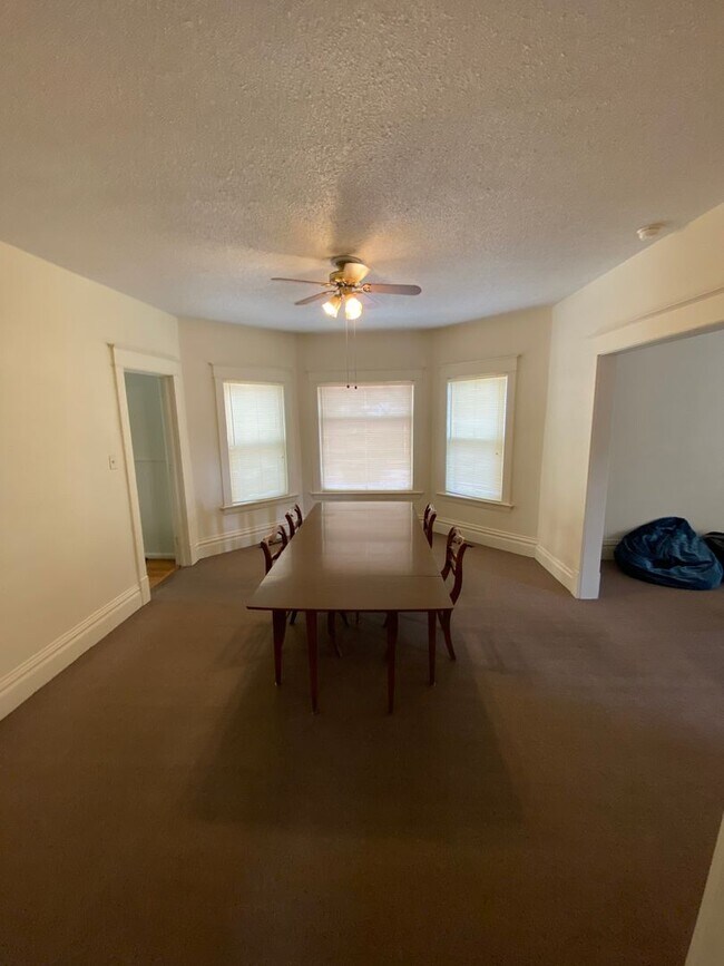 Building Photo - 3 Bedroom Uptown Home