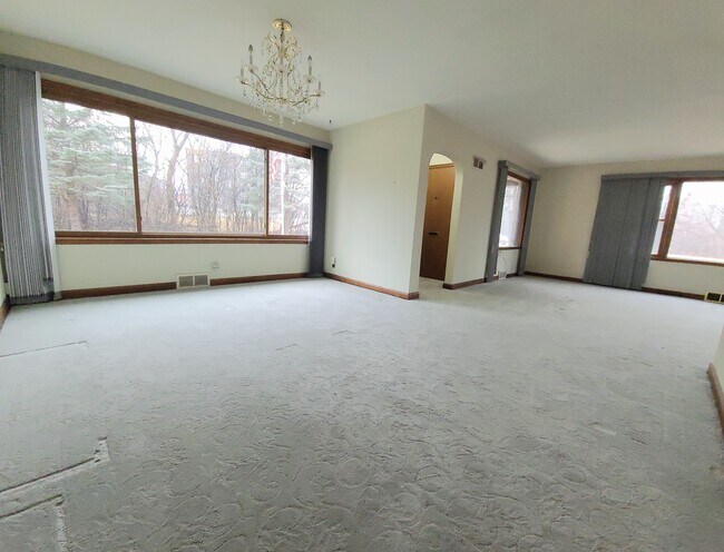 Building Photo - 7927 W Bluemound Rd