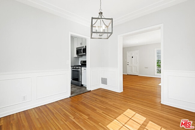 Foto del edificio - 823 N Edinburgh Ave