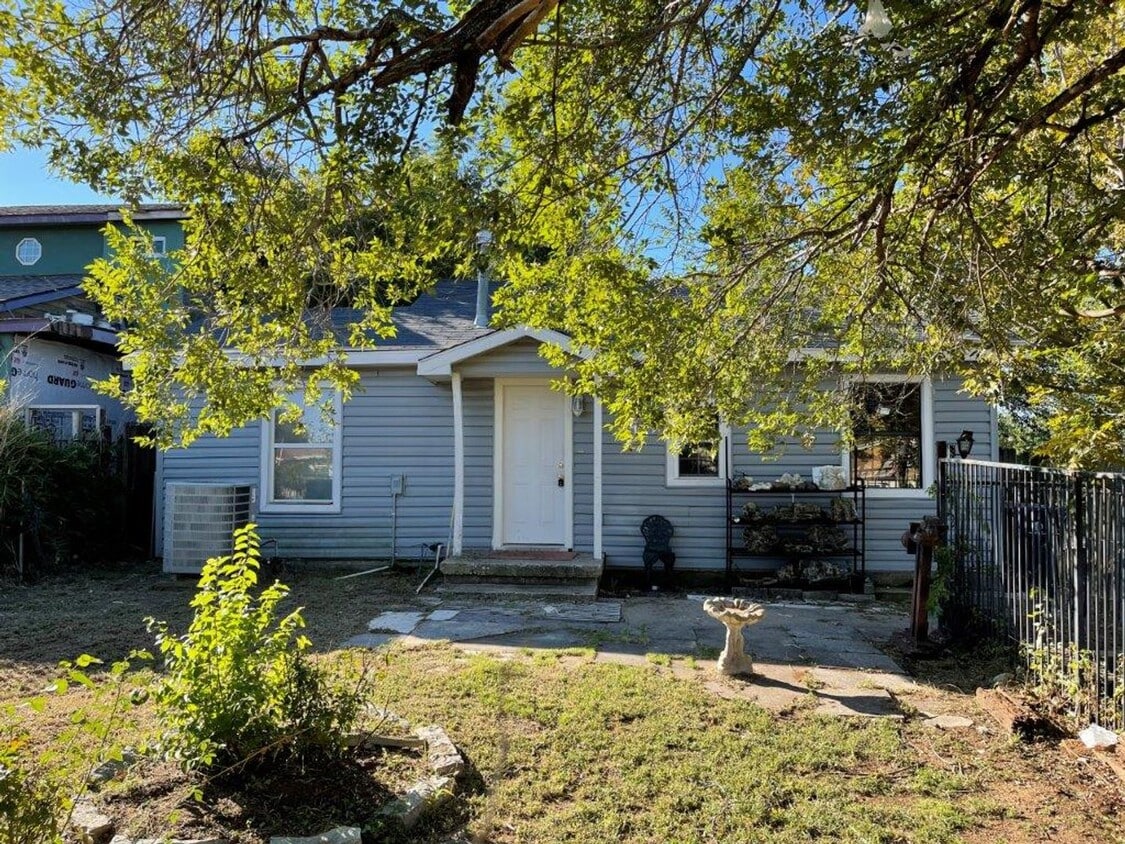 cute 2 bed 1 bath, fenced yard, small pet ok with deposit. - cute 2 bed 1 bath, fenced yard, small pet ok with deposit.