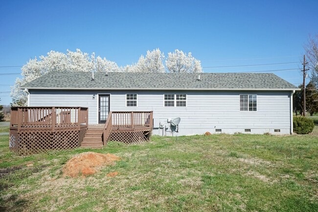 Building Photo - Three Bedroom Home!