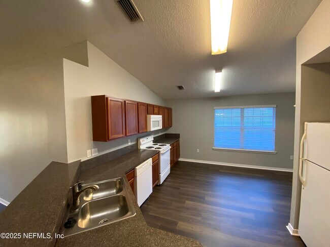 Building Photo - 2402 Creekfront Dr